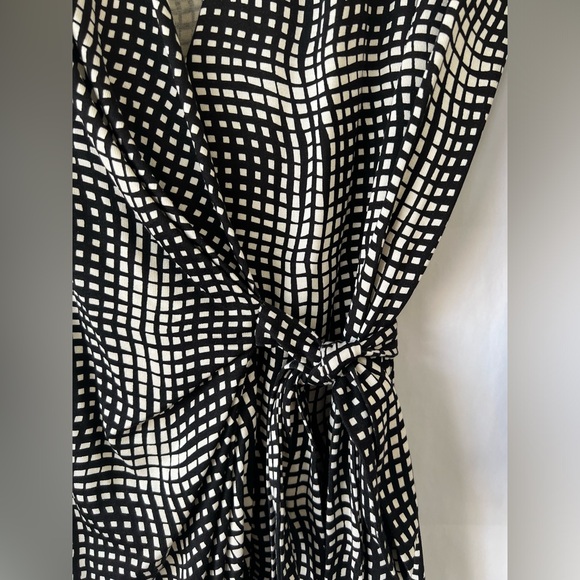Diane Von Furstenberg Silk Wrap Dress Size 8 - Picture 4 of 10